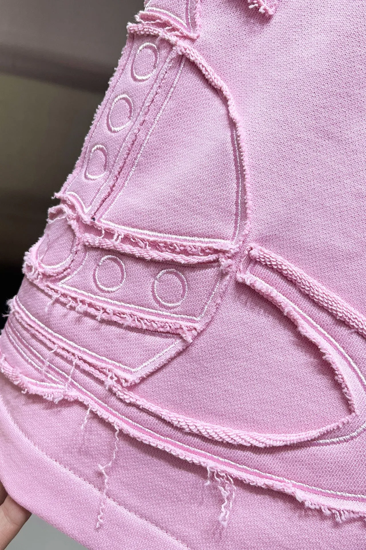 The Queen Mother's three-standard complete 2026 summer New Arrival men's casual shorts, advanced custom-made fabric Breathable fabric, Breathable elasticity and comfort, impeccable details, top-grade accessories, original logo design concept, delicate and soft feel! The upper body fit is awesome! Size: M-XXXL Please state your height and weight when ordering